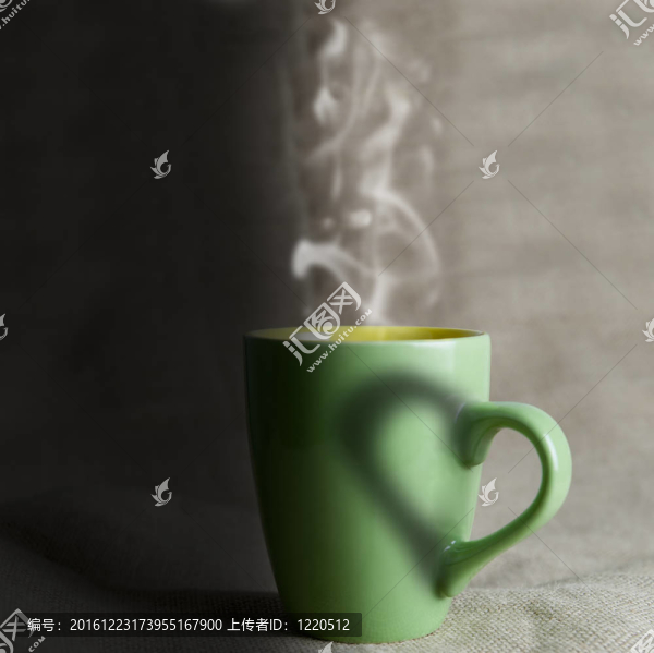 有熱咖啡和心的綠色馬克杯。