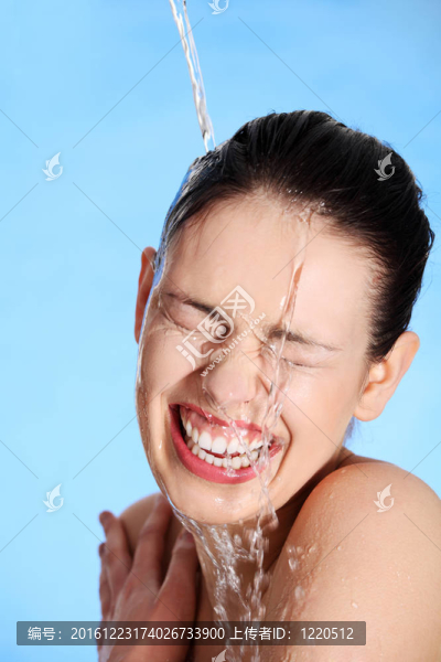 幸福女人臉上的水