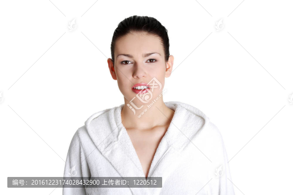 年輕美麗幸福的女人在浴袍