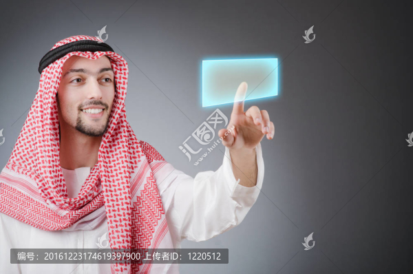 年輕阿拉伯人按下虛擬按鈕