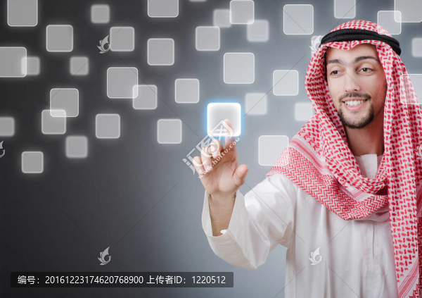 年輕阿拉伯人按下虛擬按鈕