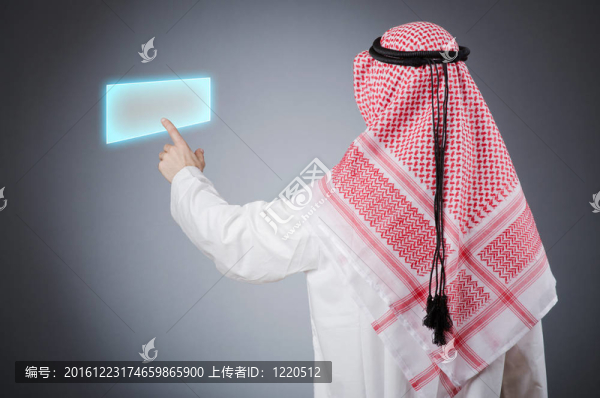 年輕阿拉伯人按下虛擬按鈕