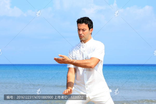 海灘上的男人沉思