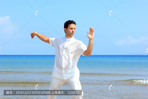 海灘上的男人沉思