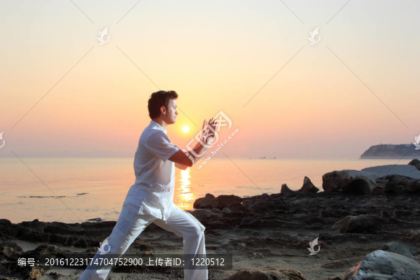 海灘上的男人沉思