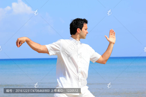 海灘上的男人沉思