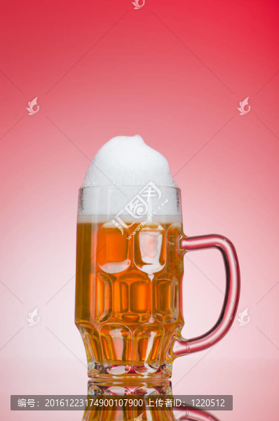 桌上啤酒杯