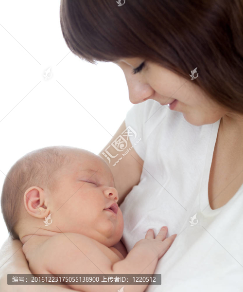 年輕的母親抱著她剛出生的嬰兒