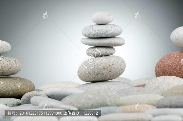 卵石堆積反對(duì)梯度背景