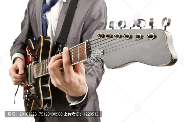 年輕吉他手在白色上孤立