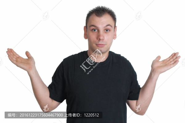混亂的白人男子不確定在黑色T恤；孤立的白色