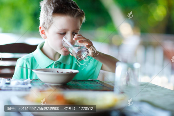 小男孩喝水