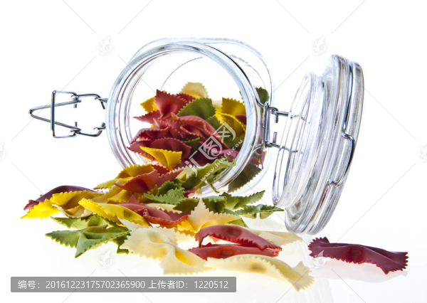 白色背景中的彩色干面食