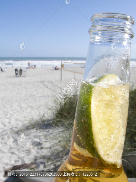 在海灘上加了一瓶酸橙啤酒