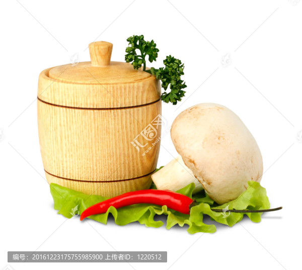 木制小桶新鮮香草和胡椒和蘑菇孤立在WH