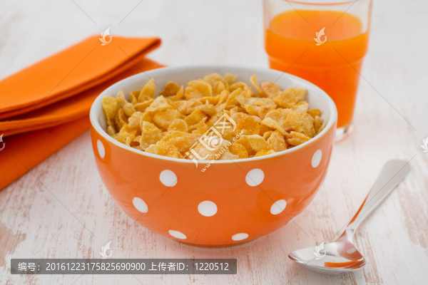 用勺子和碗玉米汁