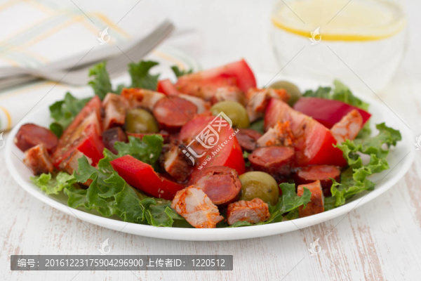 盤(pán)子上有肉和橄欖的沙拉