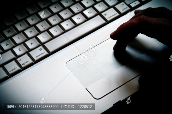 手上的筆記本電腦