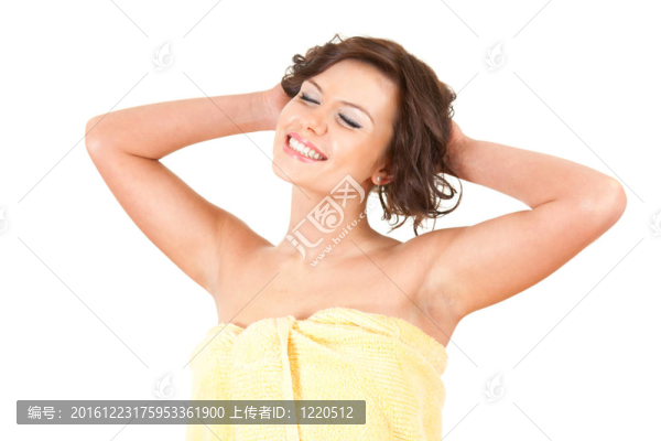 沐浴后享受年輕女性；白色背景