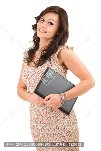 微笑的少女與筆記本電腦；白色背景