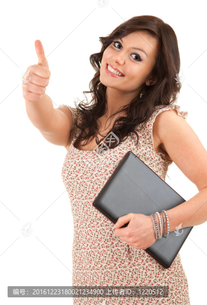 成功的女人與筆記本電腦和拇指；白色背景