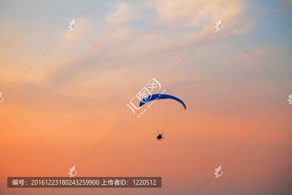 滑翔傘的天空上自由的感覺(jué)
