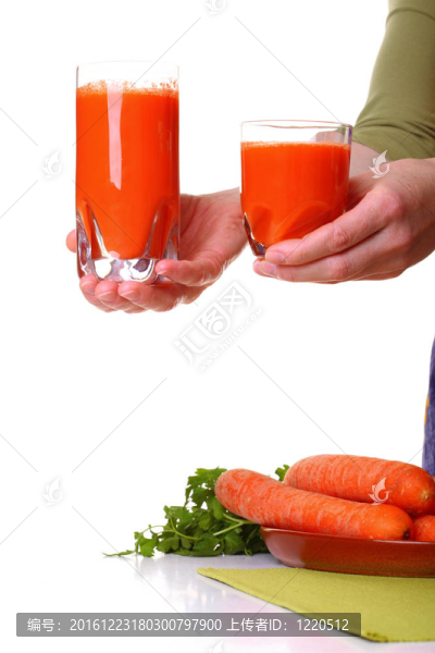 女人準(zhǔn)備榨汁機和carrot