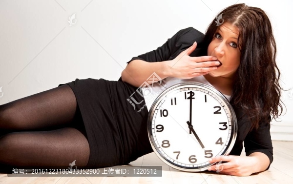一個(gè)疲倦的女人拿著鐘