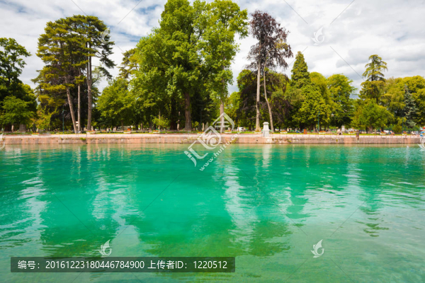 阿訥西公園碧綠的湖水