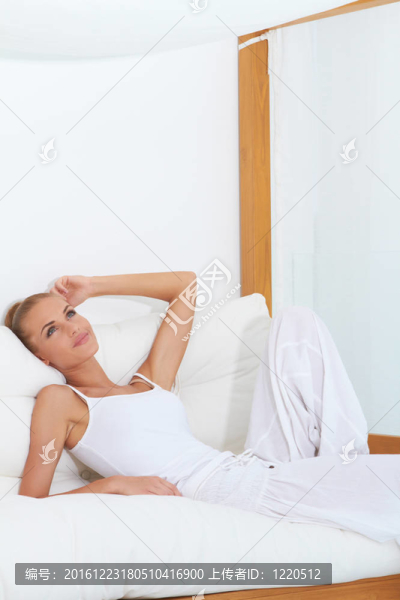 享受熱帶奢華的女人