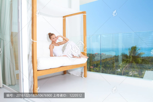 享受熱帶奢華的女人