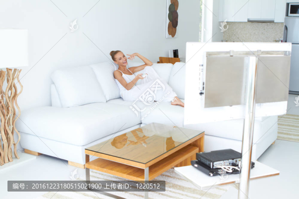 美女在家看電視