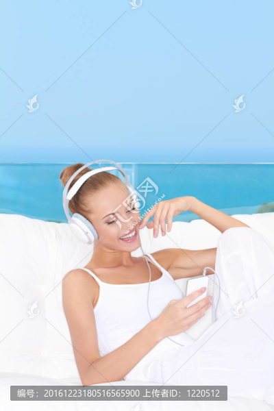 可愛的女人聽音樂