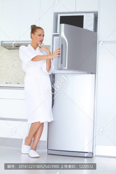 在浴衣和拖鞋活潑的女人