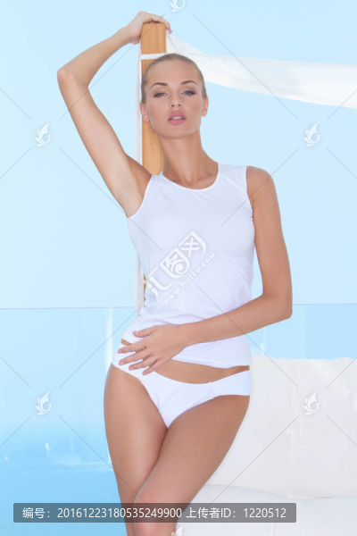 美麗的模特站在窗口旁邊