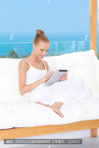 美麗的女人使用觸摸板的筆記本
