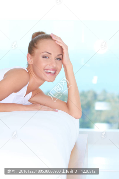 笑的女人回頭看沙發(fā)