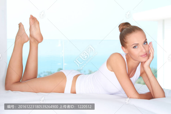 躺在白床上的漂亮女人