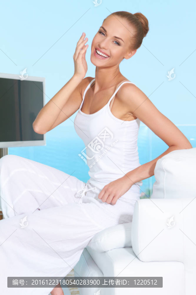 穿著白色衣服的優(yōu)雅女人
