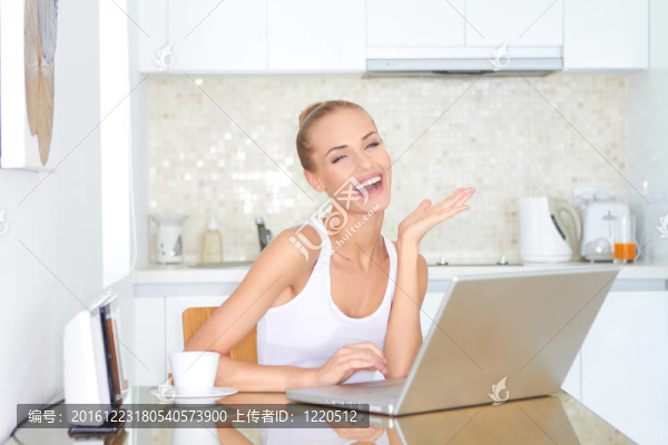 坐在筆記本電腦上的笑女人