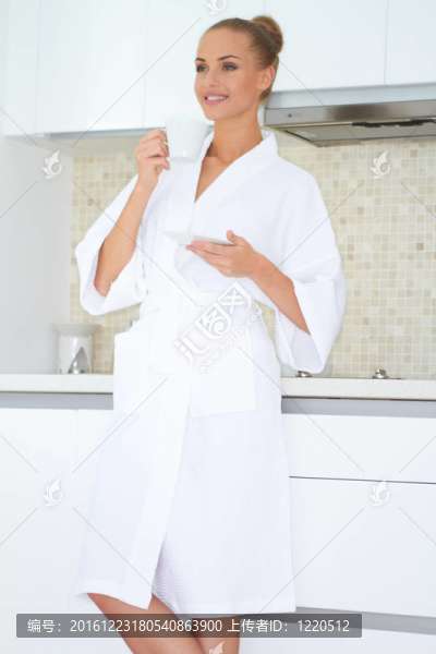 穿著浴衣的女人享受著一杯咖啡
