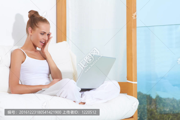 震驚的女人笑著用筆記本電腦