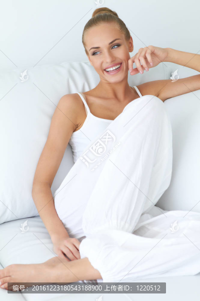 可愛的女人坐在沙發(fā)上