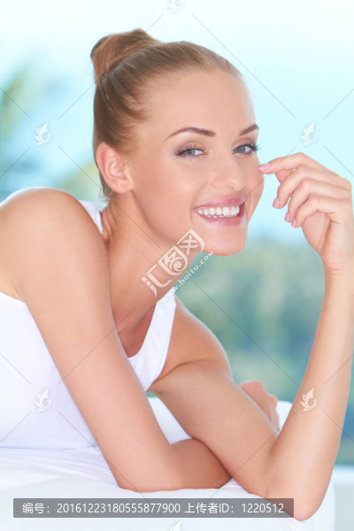 美麗昂揚的女人笑