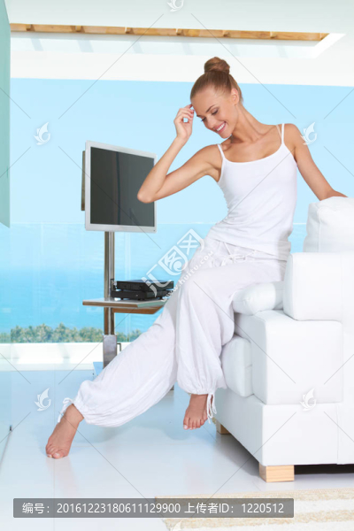 穿著白色衣服的優(yōu)雅女人