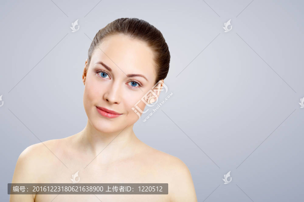 年輕美女的工作室肖像