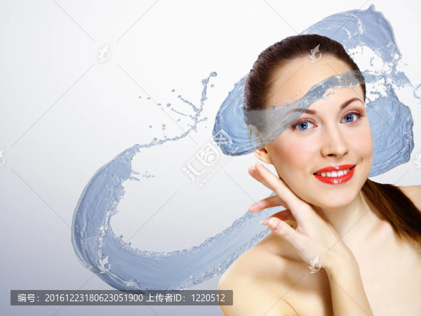 水濺的年輕女子