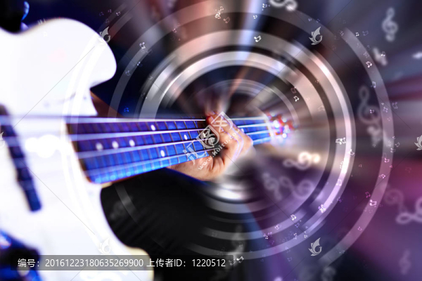 年輕吉他演奏者在夜總會(huì)表演