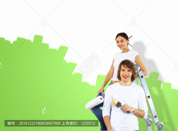 年輕夫婦一起刷油漆