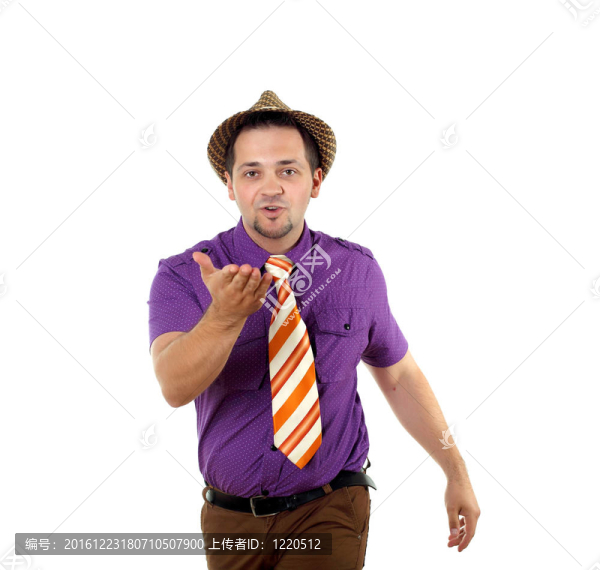 穿鮮艷顏色的年輕人